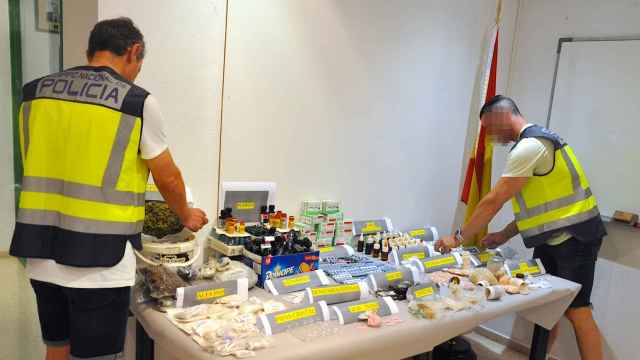 El hombre de 54 años tenía montado un local con el sistema de venta automática de trece drogas.