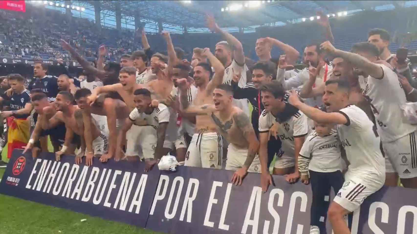 El Albacete celebrando el ascenso. Foto: Twitter @AlbaceteBPSAD.