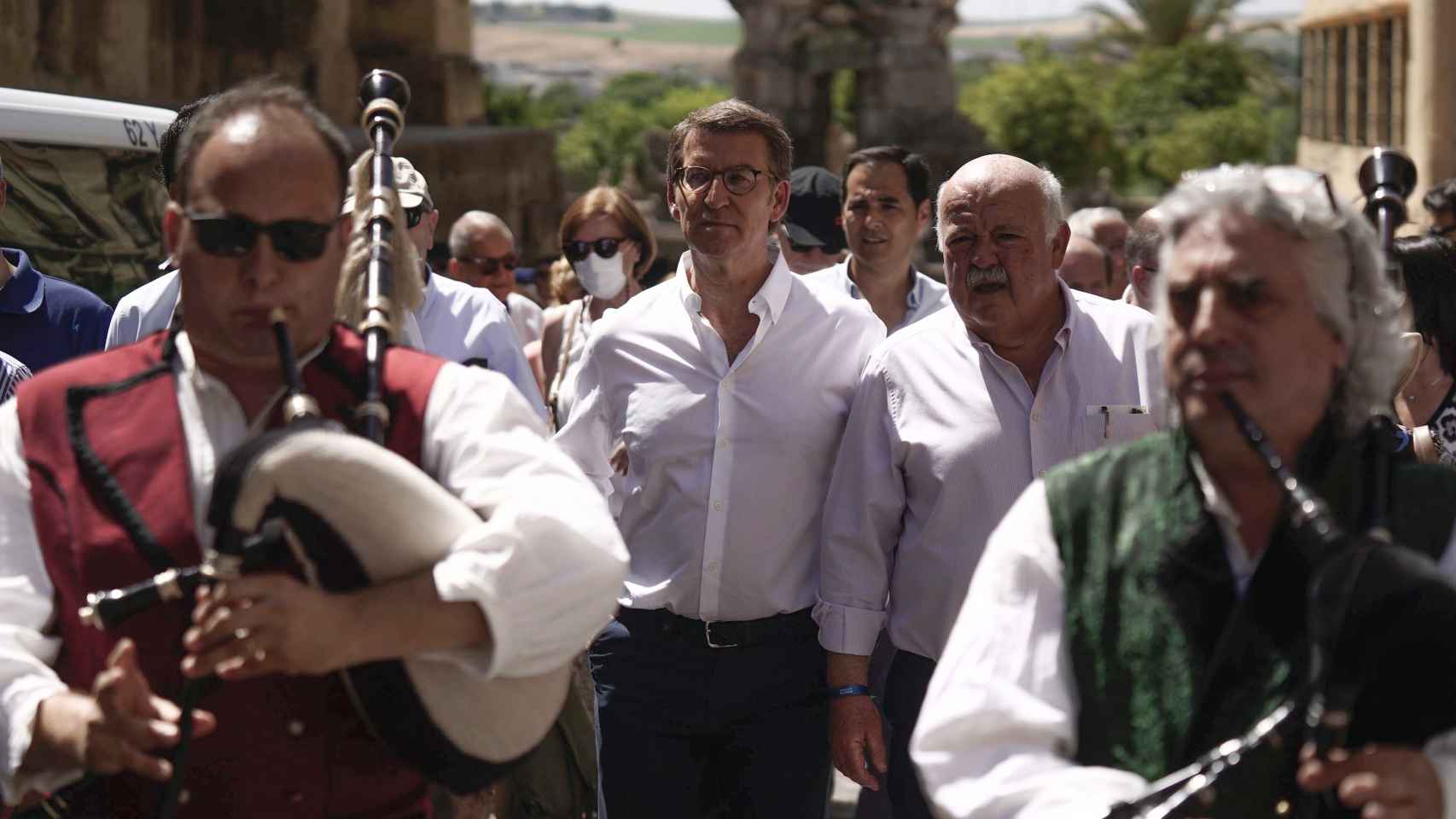 El presidente del PP, Alberto Núñez Feijóom con Jesús Aguirre y el presidente del PP provincial y candidato, Adolfo Molina, hoy en Córdoba