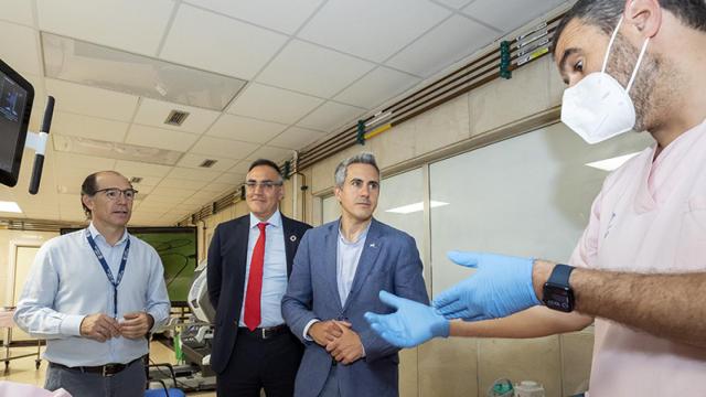 El vicepresidente Zuloaga, durante una visita al Hospital Virtual de Valdecilla.