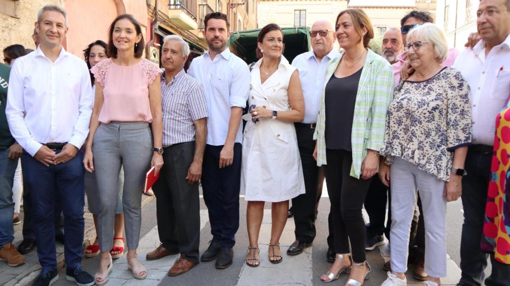 La ministra de Industria, Comercio y Turismo, Reyes Maroto (2-i), en la asamblea de los trabajadores de Siro en la fábrica de Toro (Zamora).