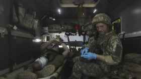 Un médico militar asiste a un soldado ucraniano herido cerca de la línea del frente de Svitlodarsk, en el área de Donetsk
