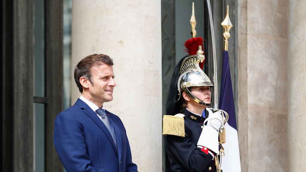 El presidente francés, Emmanuel Macron, espera a las puertas del Elíseo a su homólogo senegalés, Macky Sall, en una imagen tomada el viernes 10 de junio