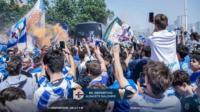 La afición del Deportivo recibe al equipo a su llegada a Riazor