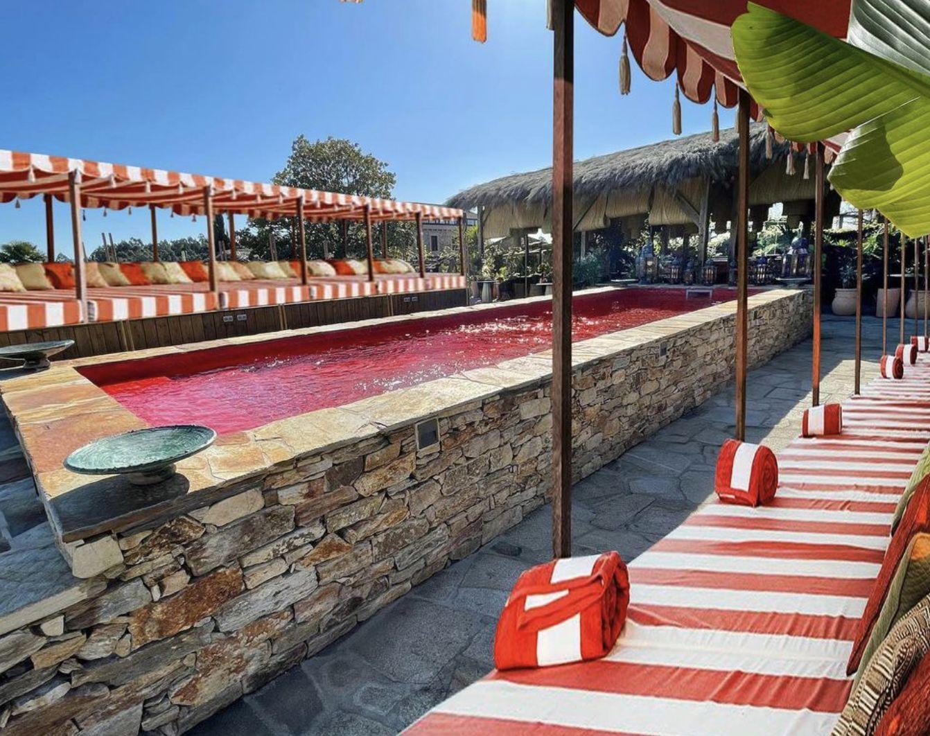 Zona ‘Cabana’ con piscina de agua salada y camas balinesas en @casabeatnik