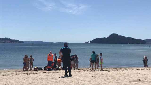 Los servicios sanitarios atienden a la mujer desvanecida en la playa pontevedresa de Lourido.