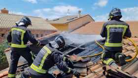 Los bomberos del Ayuntamiento de León en su intervención en Campazas