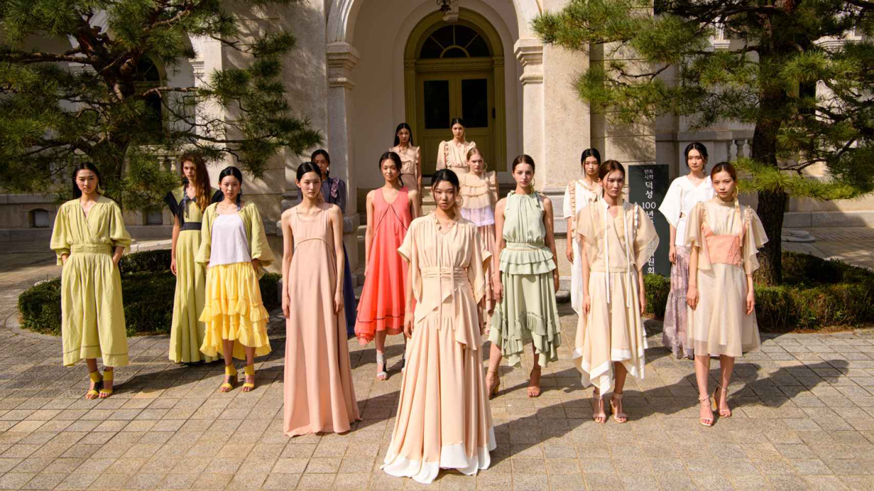 Las modelos lucen los diseños de Kim A-Young en el Palacio Unhyeongung.