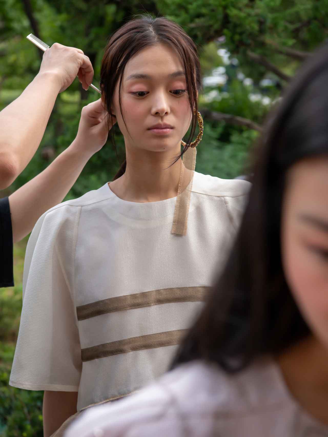 Preparan a una de las modelos de Cahiers durante la Fashion Week de Seúl.