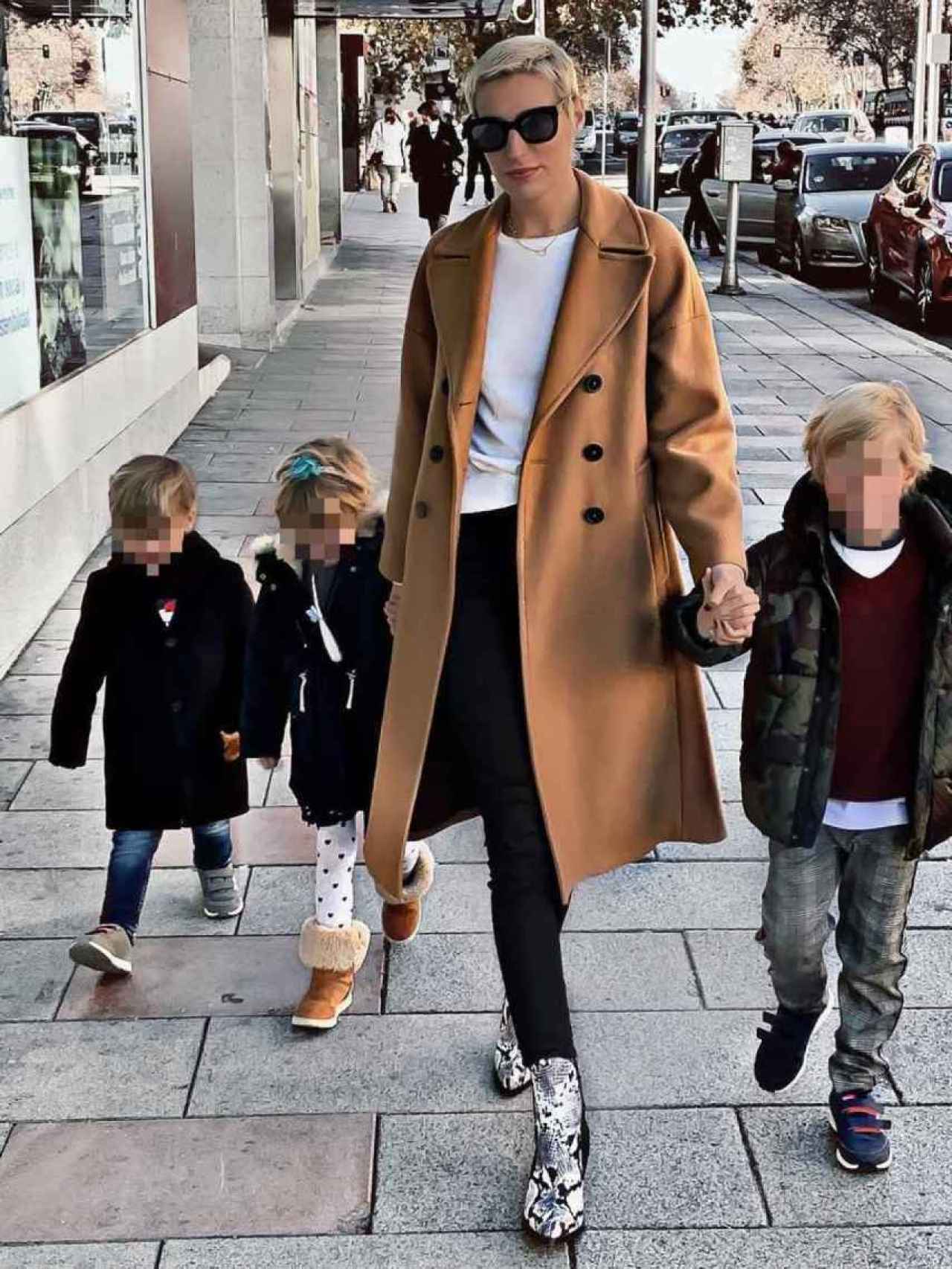 Eugenia Osborne paseando con sus tres hijos por Madrid.