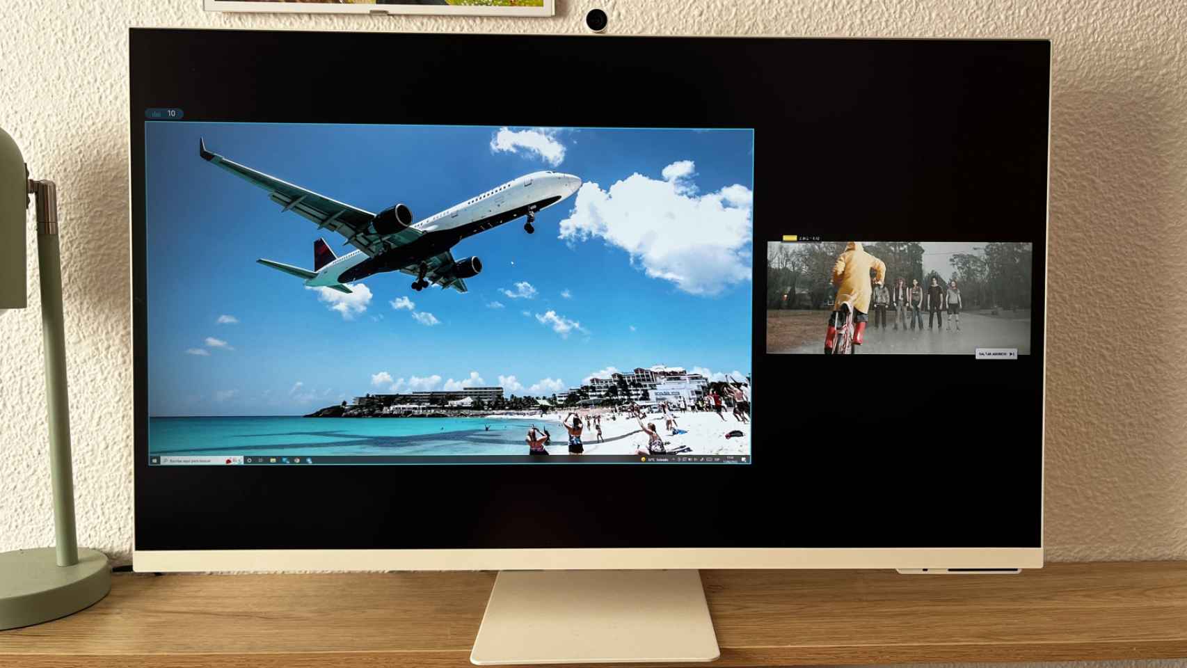 Samsung Smart Monitor M8 con la pantalla del PC y la app de YouTube