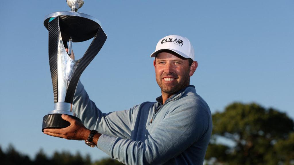 Charl Schwartzel con el título del LIV Golf Invitational en el Centurion Club.