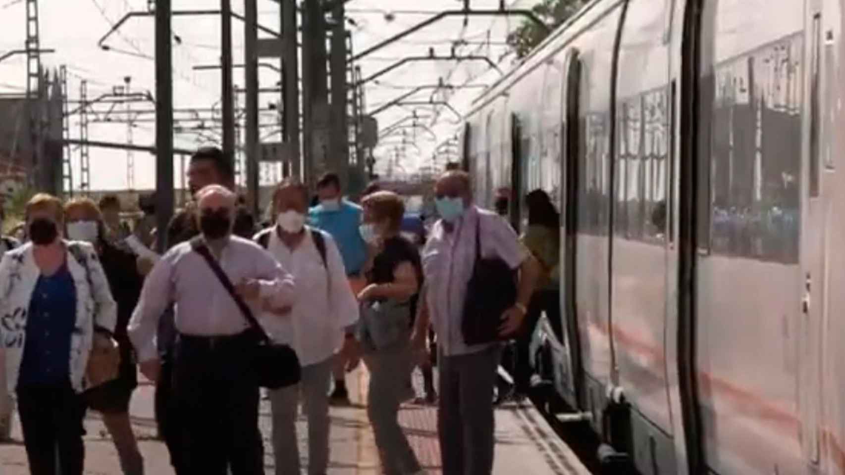 Viajeros llegando a la estación de Campo de Criptana (Ciudad Real) en el Tren de los Molinos