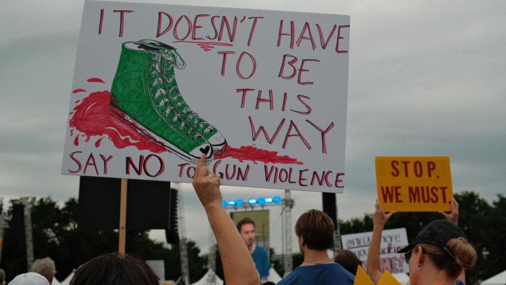 Personas marchan durante una protesta en contra de las armas ayer en Washington.