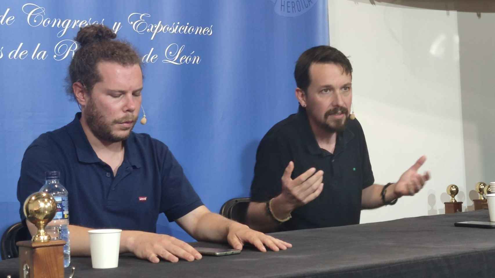 Pablo Iglesias, junto a su compañero de 'La Base', Manu Levin, en San Fernando.