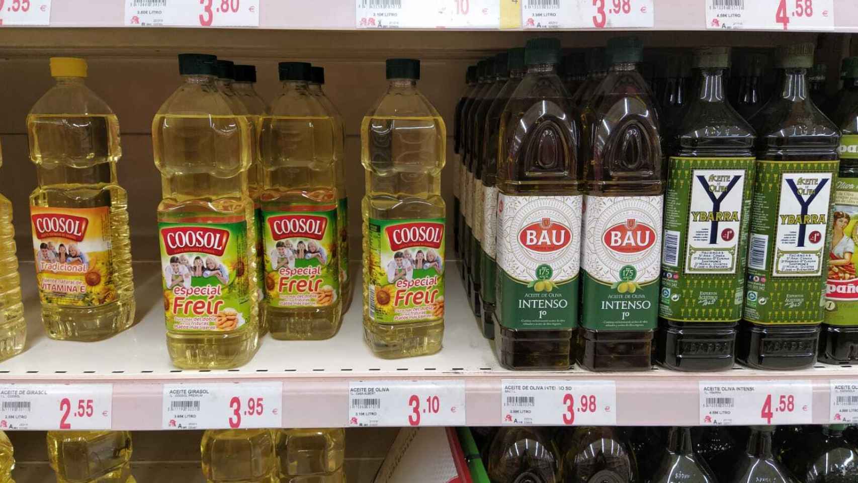 Un supermercado con existencias del aceite de girasol.
