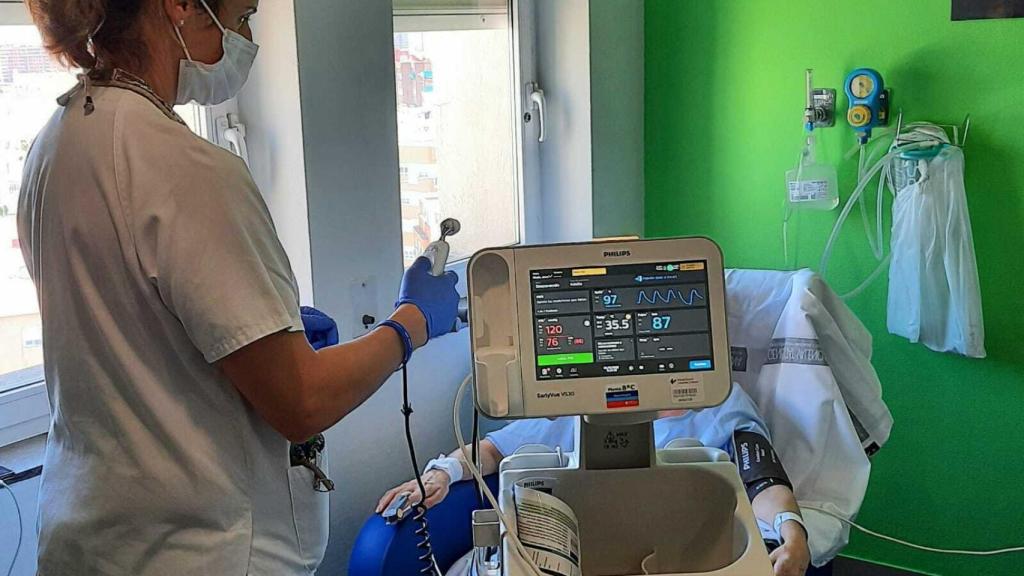 Una sanitaria atiende a un paciente en un hospital