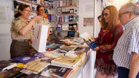 Virginia Barcones en su visita a la Feria del Libro de Valladolid este domingo.