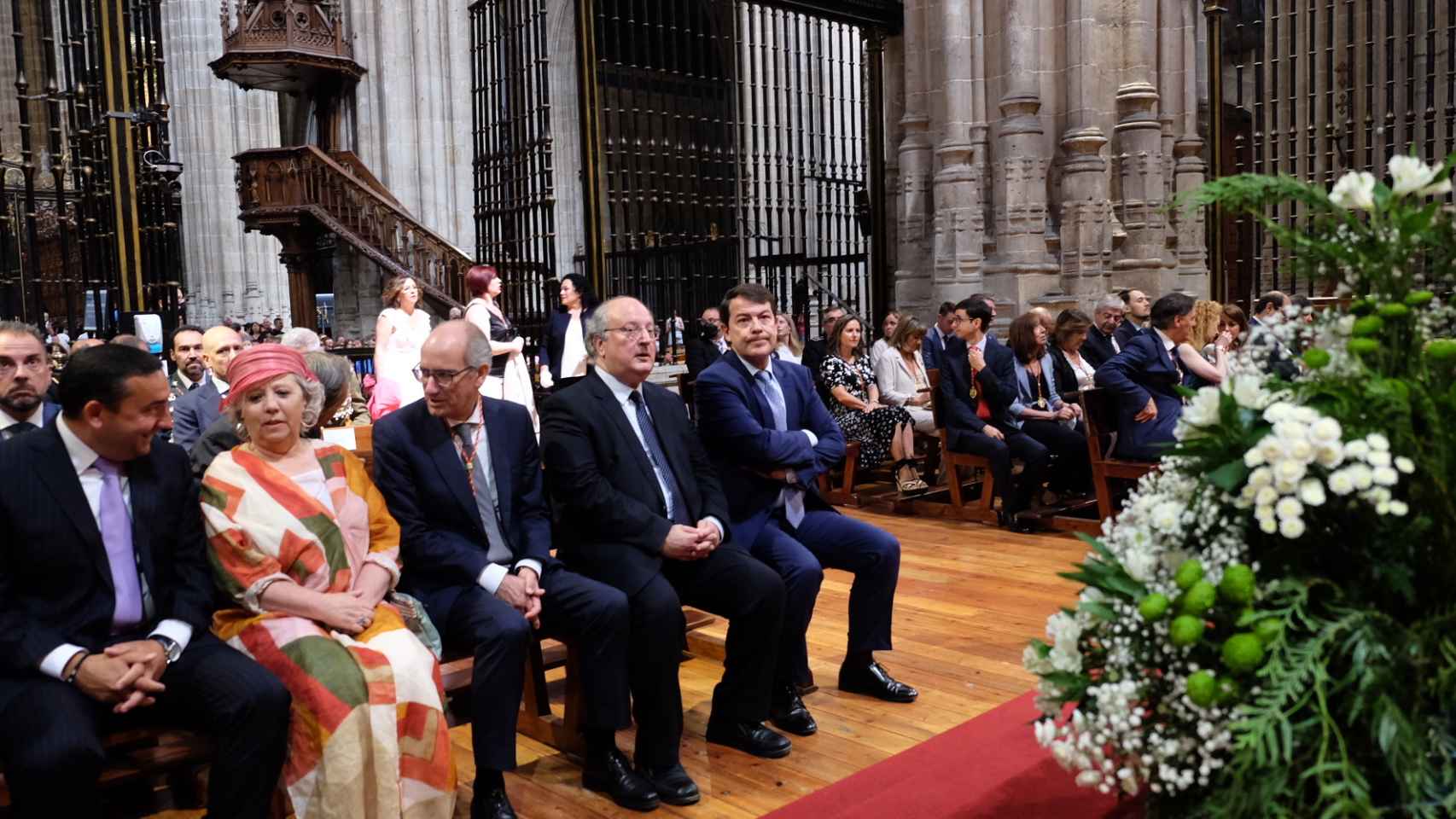 Mañueco asiste a la misa en la Catedral en honor a San Juan de Sahagún