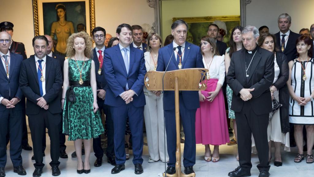 García Carbayo durante su discurso con Alfonso Fernández Mañueco a su espalda.