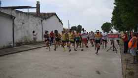 Los participantes al comienzo de la carrera en Pedrosillo el Ralo