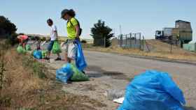 Voluntarios recogen residuos en El Espinar
