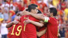 Los jugadores de España celebran el gol de Carlos Soler.