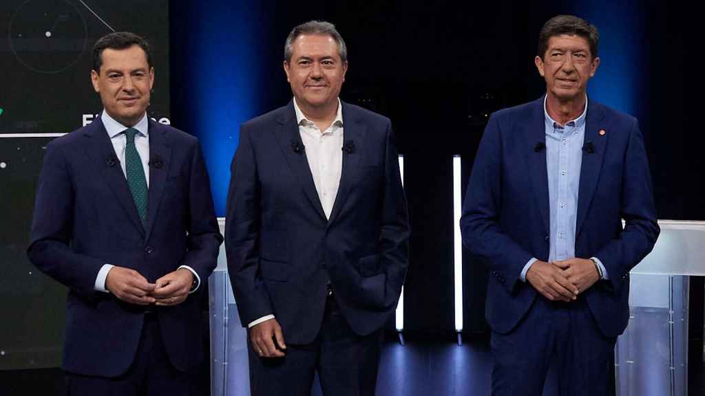 Los candidatos del PP, PSOE y Cs, Juanma Moreno, Juan Espadas y Juan Marín antes de comenzar el debate electoral en RTVE.