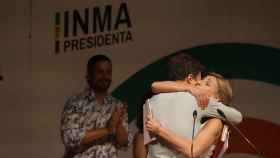 Yolanda Díaz abraza en Iñigo Errejón durante el acto de 'Por Andalucía' en Málaga.
