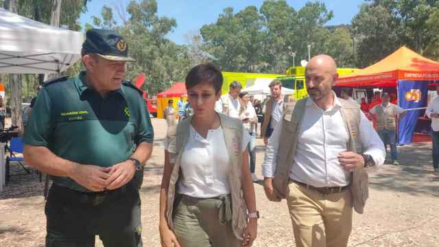 Un guardia civil, la ministra de Política Territorial y el subdelegado del Gobierno, en el puesto de mando del incendio de Pujerra.