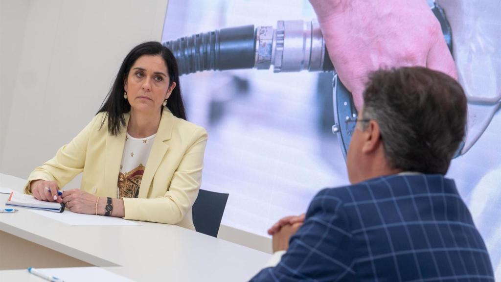 La secretaria general del PPdeG, Paula Prado, mantiene una reunión con el presidente de la Federación Galega de Estacións de Servizo (Fegaes), Julio López.