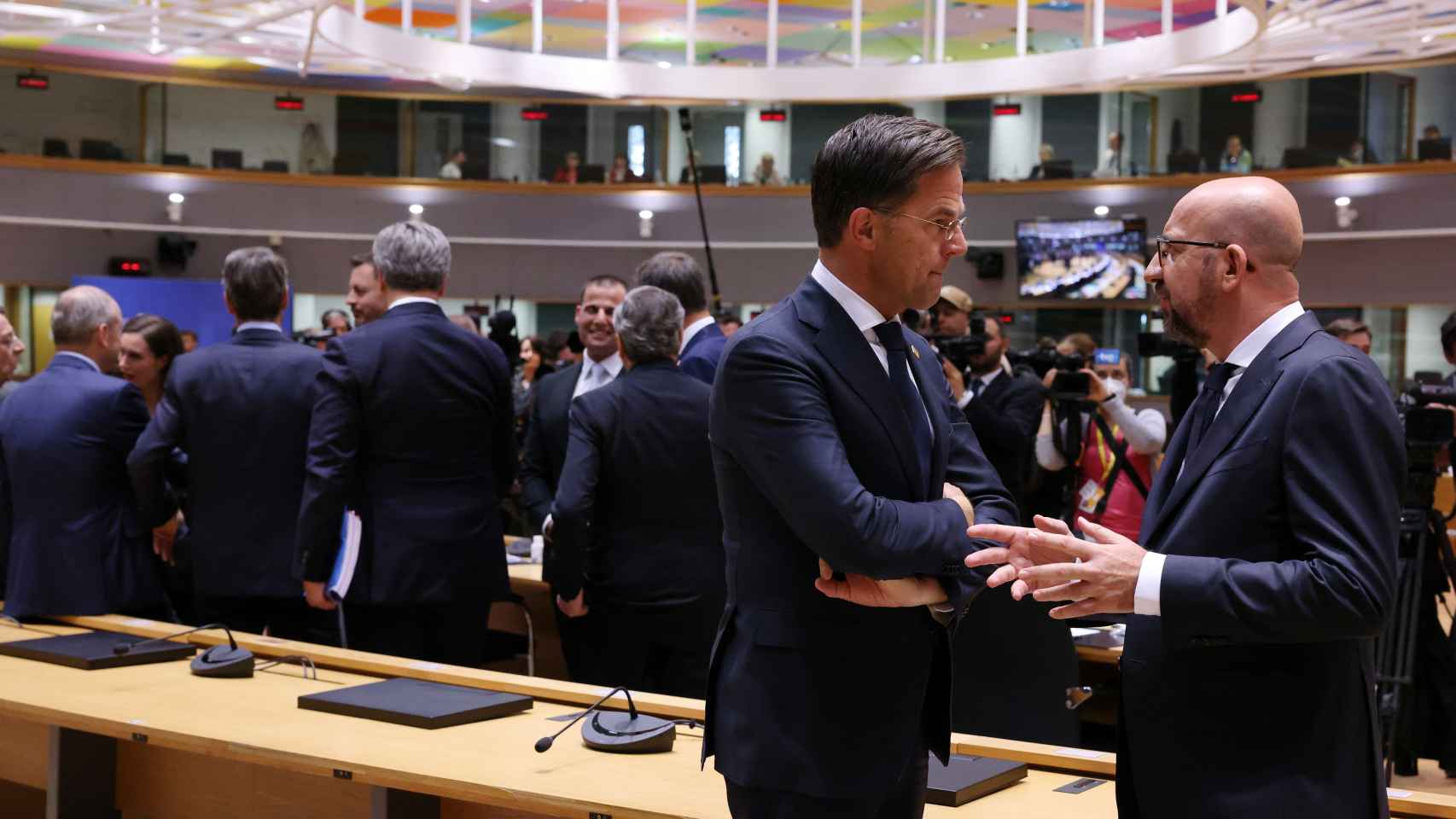 Mark Rutte conversa con Charles Michel durante la última reunión del Consejo Europeo