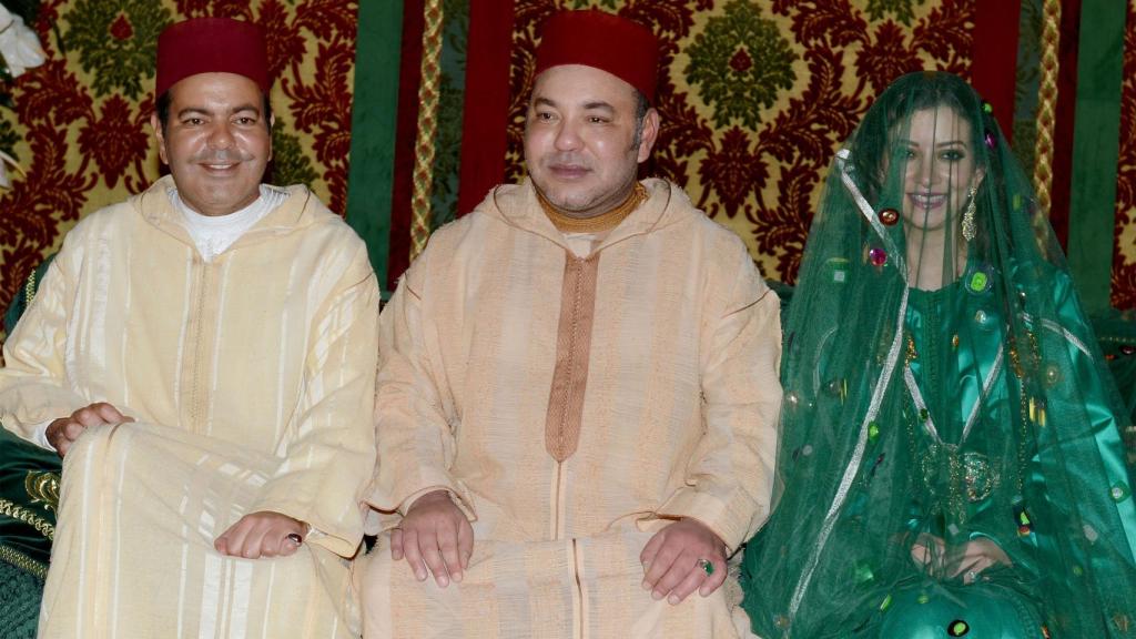 El rey Mohamed VI junto a su hermano, Moulay Rachid, y su cuñada, Lalla Oum, en 2014.