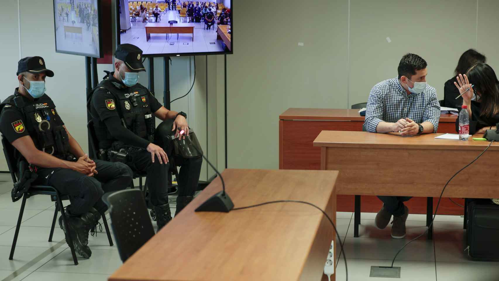 La Policía Nacional custodia al acusado durante la primera sesión.