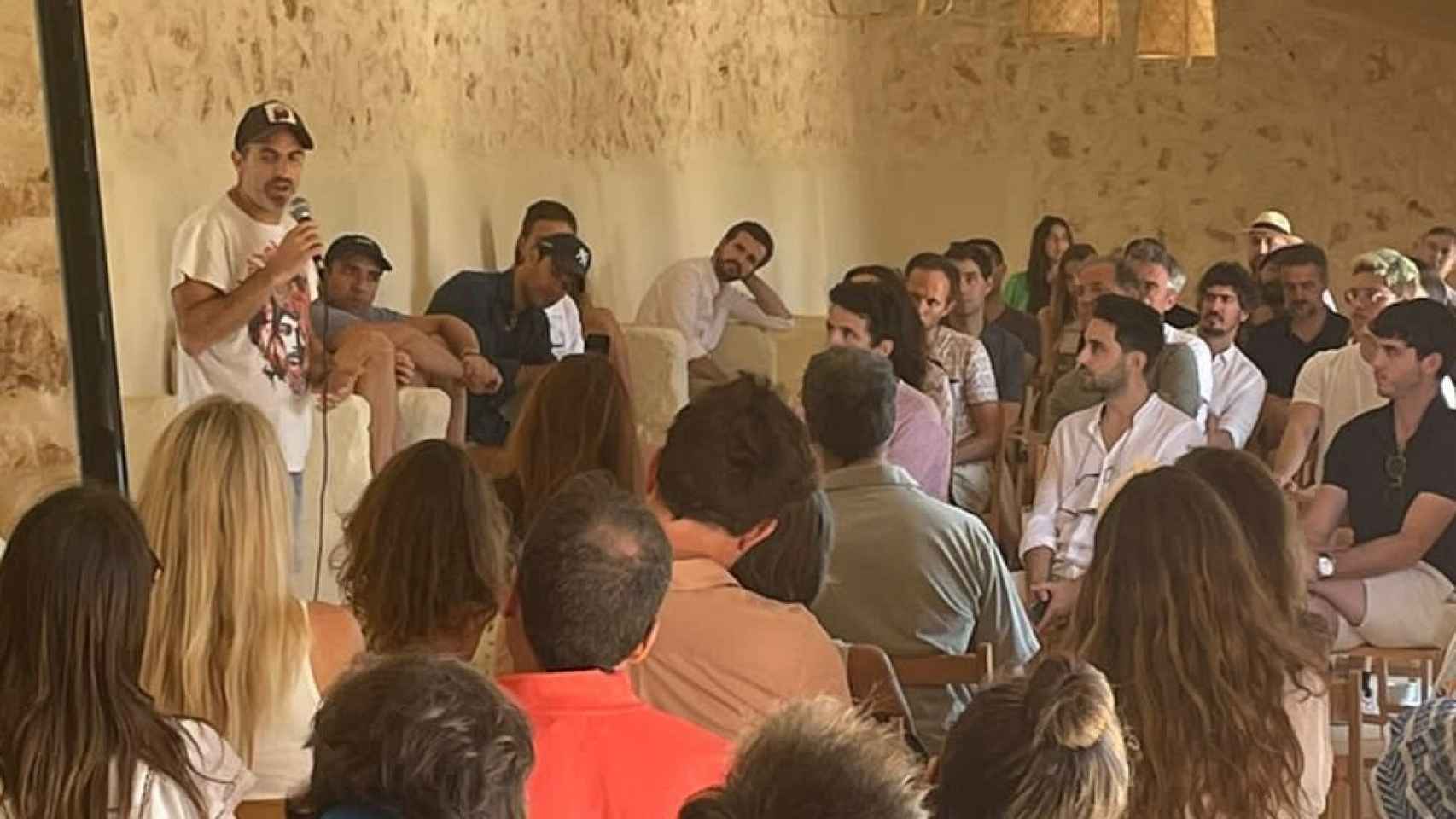 Pablo Casado (al fondo) escucha otra de las intervenciones durante el foro organizado por Martin Varsavsky en Menorca.