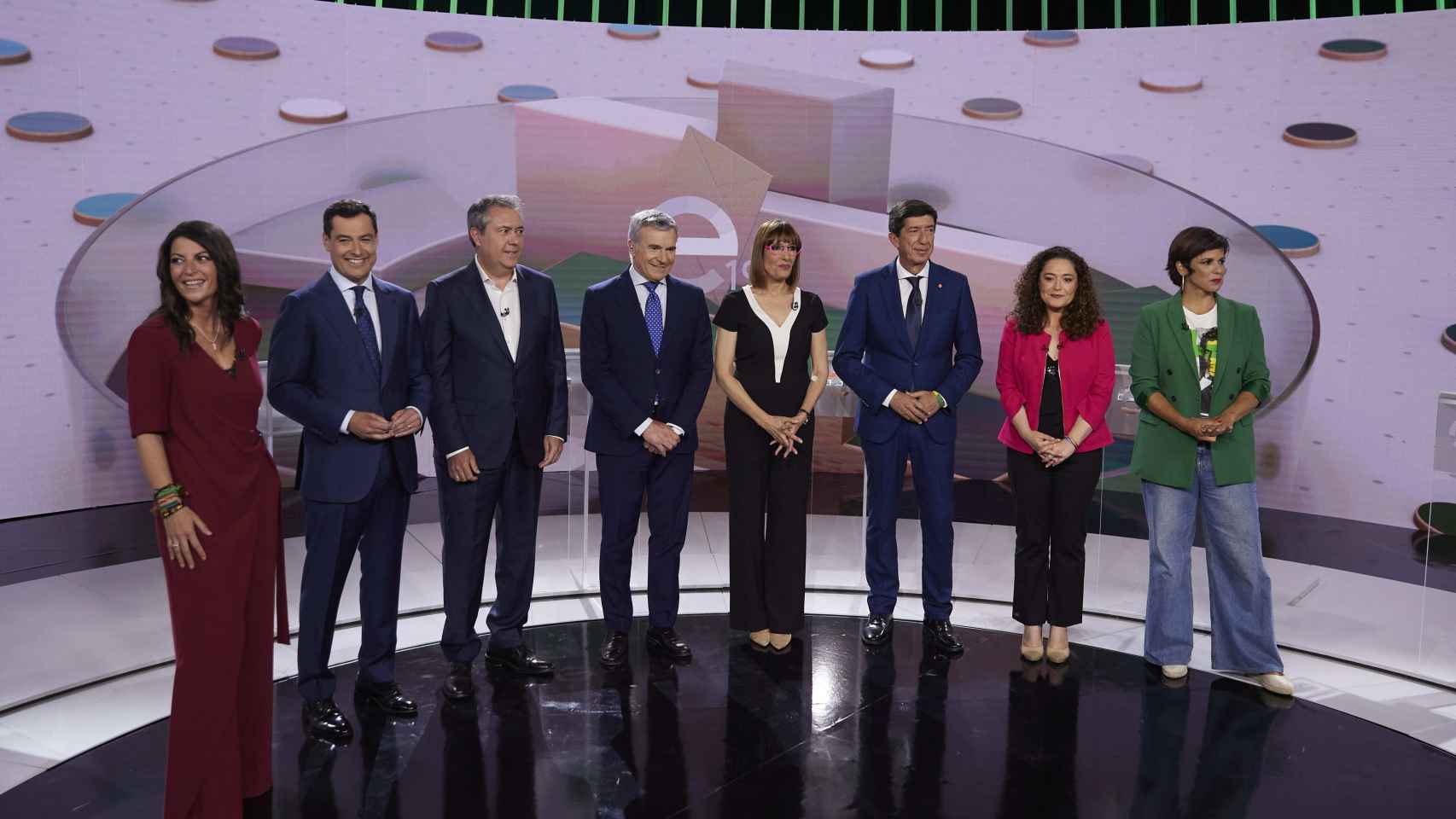 Los seis candidatos a la Presidencia de la Junta de Andalucía antes del inicio del debate en la RTVA.