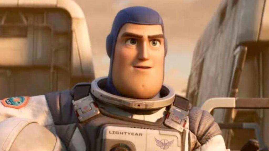 'Lightyear' es una clásica aventura espacial que sabe a poco para ser el regreso de Pixar a los cines.