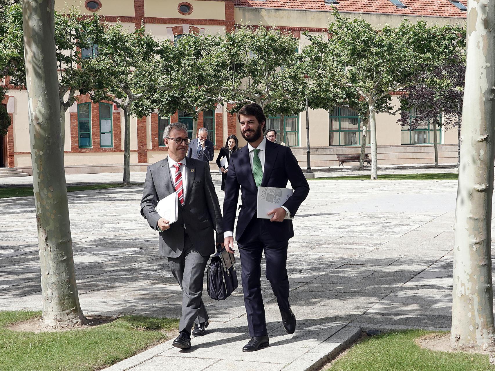 El vicepresidente de la Junta y el consejero de Industria, Juan García-Gallardo y Mariano Veganzones, a su llegada a la rueda de prensa de este lunes.