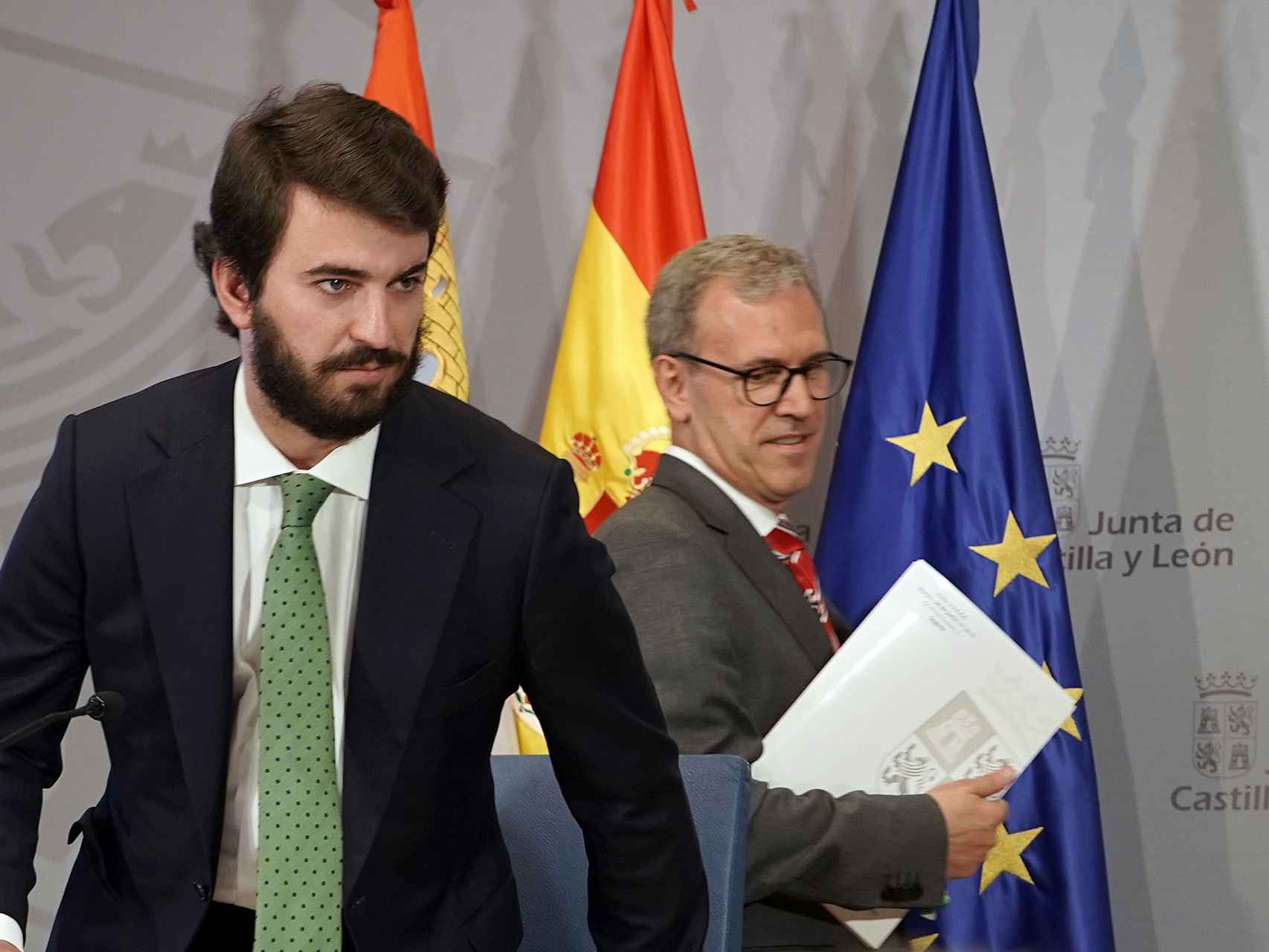 El vicepresidente de la Junta y el consejero de Industria, Juan García-Gallardo y Mariano Veganzones, durante la la rueda de prensa de este lunes.