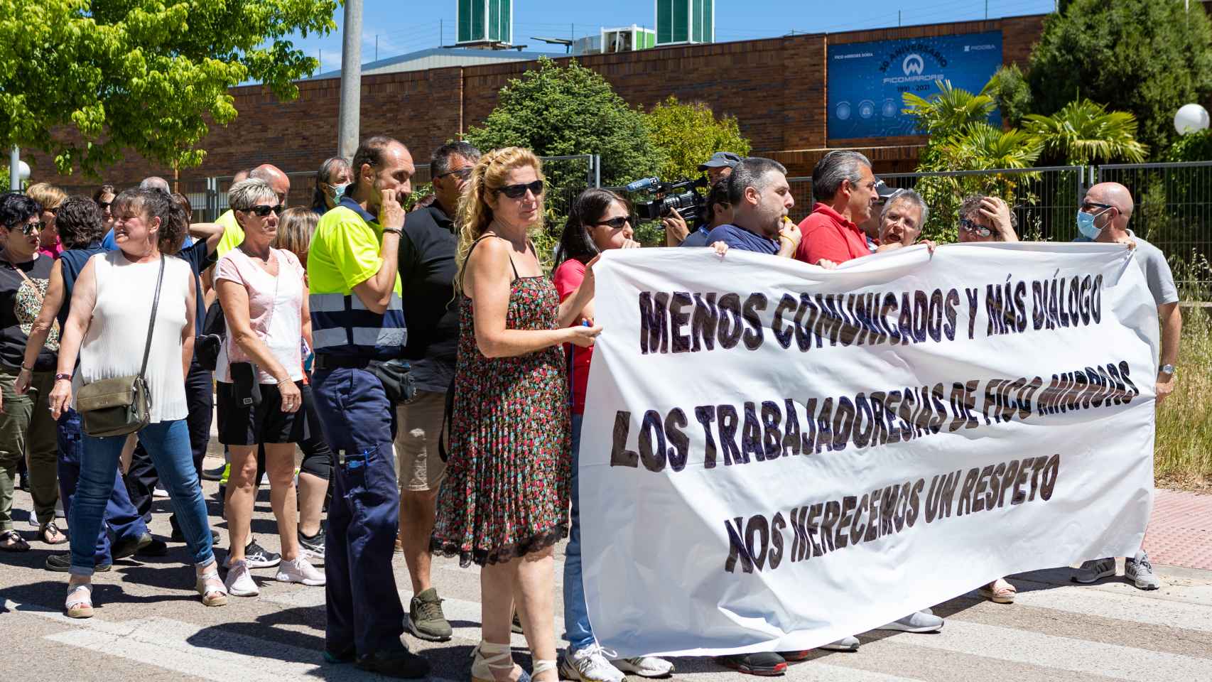 Los trabajadores de Fico Mirrors Soria se concentran a las puertas de la fábrica para exigir diálogo a la dirección ante el plan de reestructuración el pasado viernes.