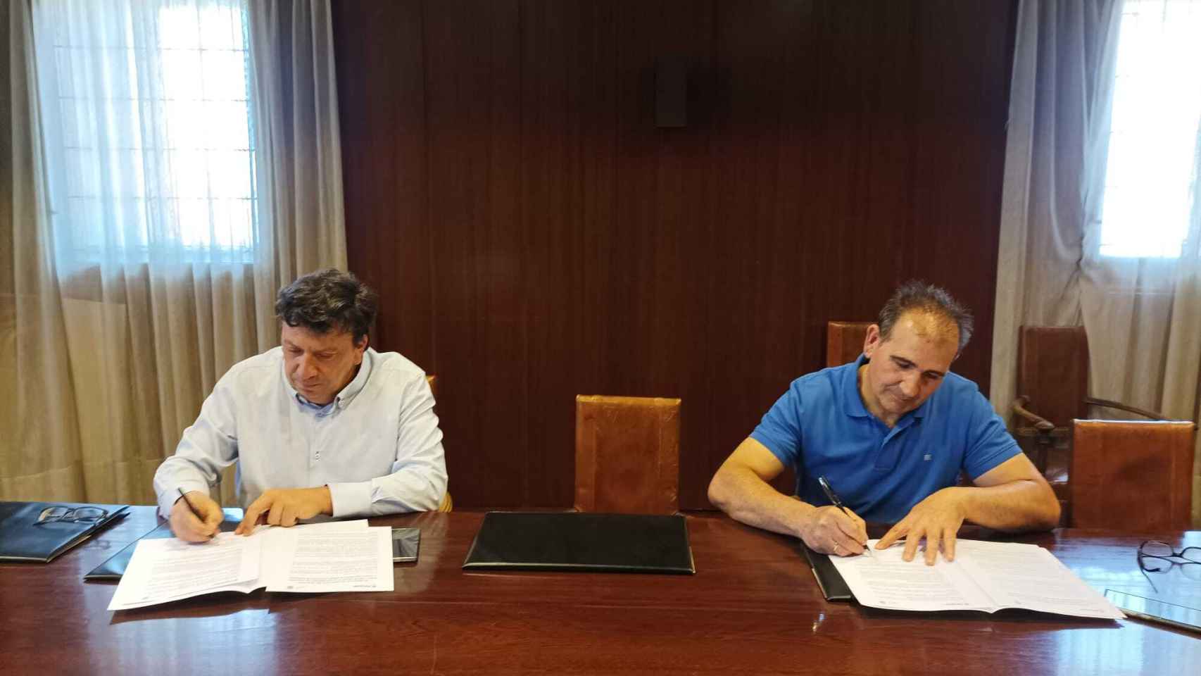 Firma del acuerdo entre Sarrió y el Ayuntamiento de Almazán