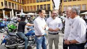 El presidente de la Diputación, Conrado Íscar, con el alcalde de Tordesillas, Miguel Ángel Oliveira en el Día de la Moto