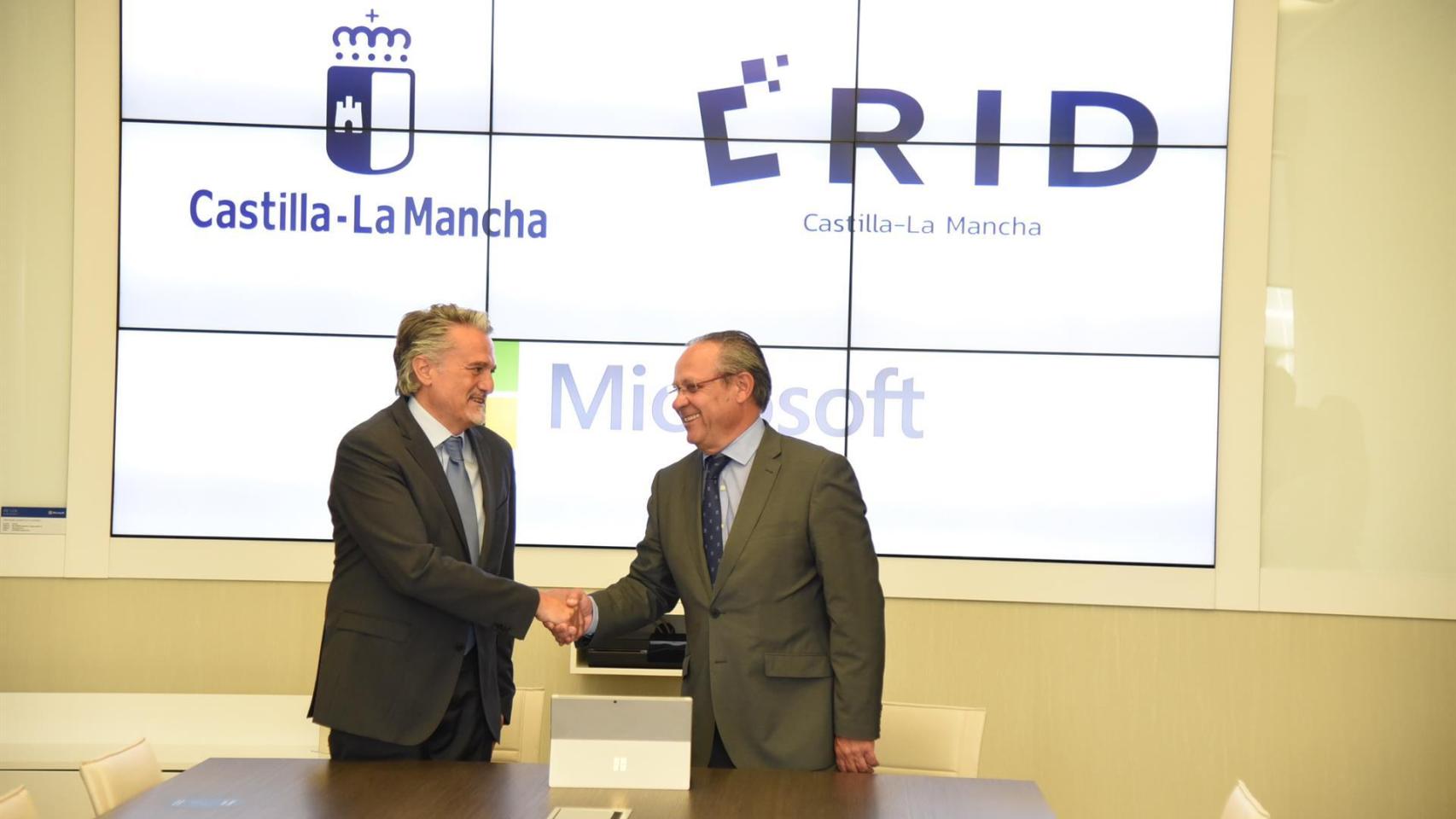 El consejero de Hacienda y Administraciones Públicas, Juan Alfonso Ruiz Molina, firma un acuerdo con el presidente de Microsoft España, Alberto Granados, en la sede central de esta multinacional tecnológica