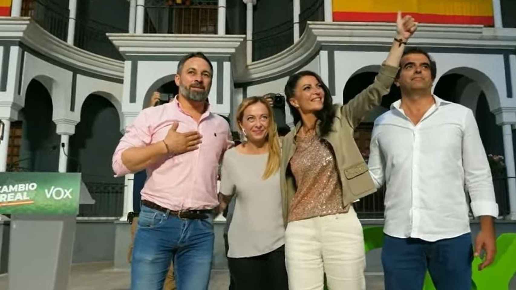 Santiago Abascal, líder de Vox; junto a Giorgia Meloni, de Fratelli d'Italia; Macarena Olona y  Antonio Sevilla.