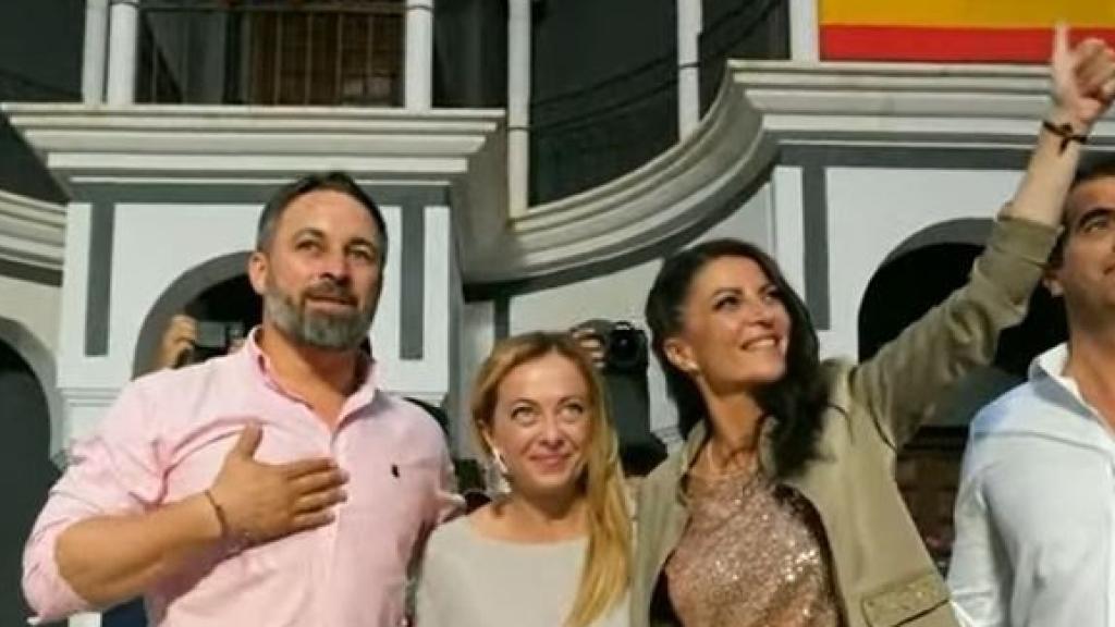 Santiago Abascal, líder de Vox; junto a Giorgia Meloni, de Fratelli d'Italia; Macarena Olona y  Antonio Sevilla.