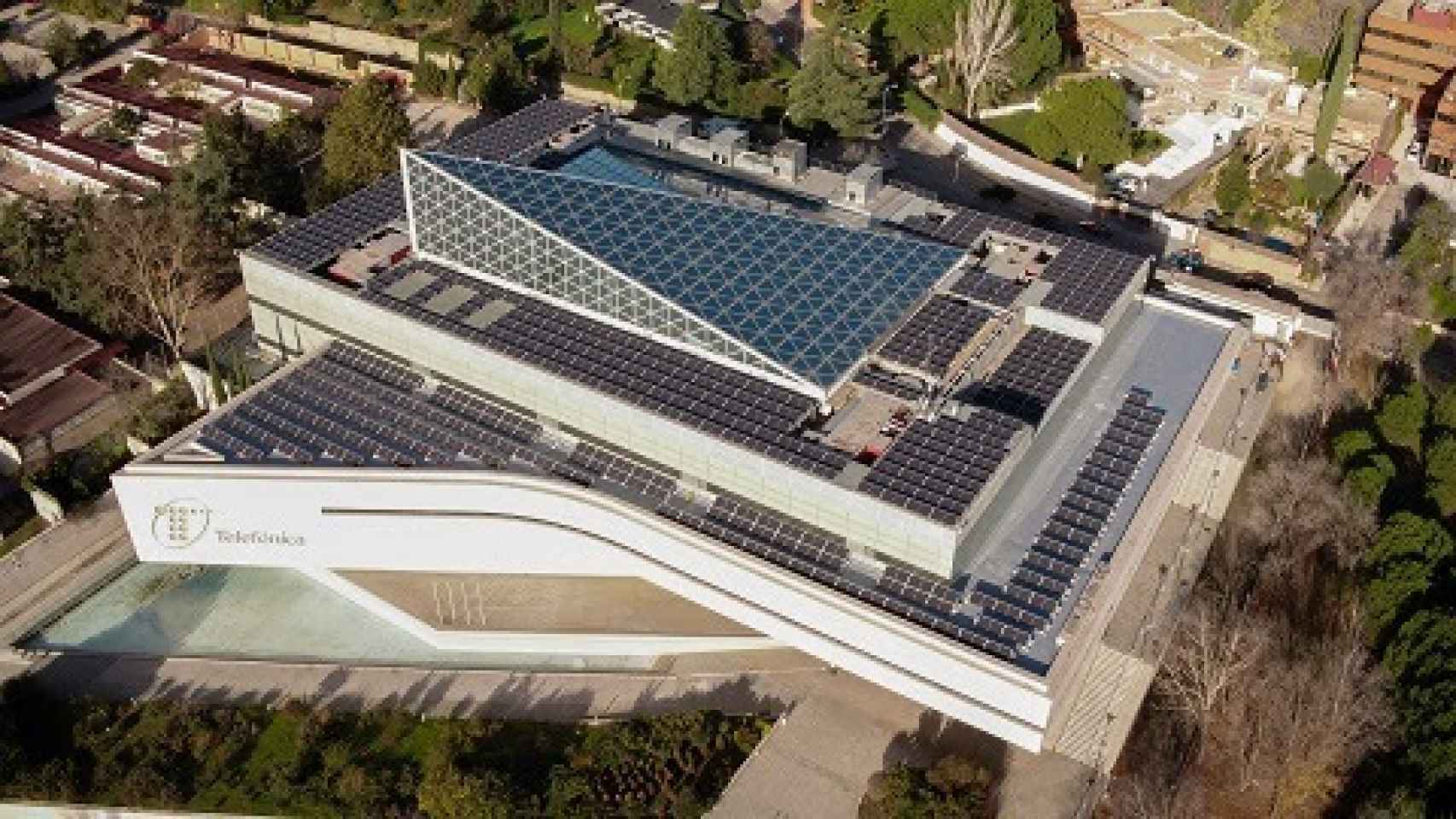 Azotea del edificio de Telefónica en Aravaca (Madrid) con 598 paneles solares.