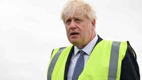 Boris Johnson, durante la visita este lunes a una granja en el sur de Inglaterra