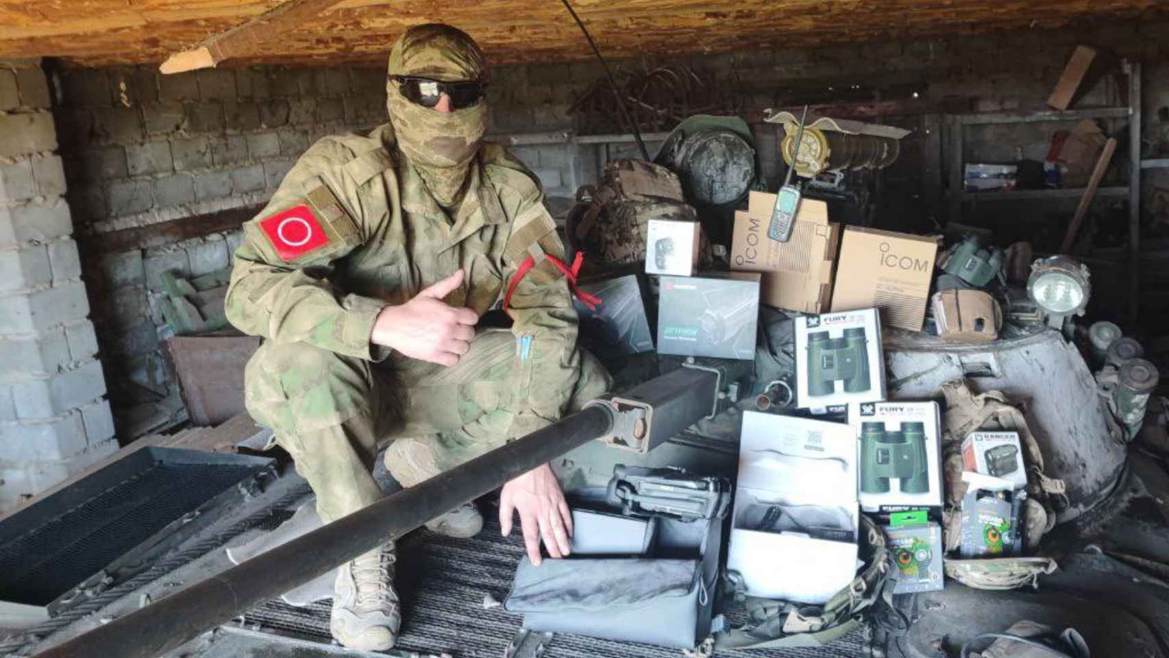 Un soldado ruso mostrando material procedente de una campaña de crowdfunding