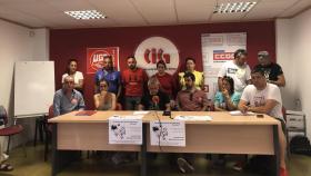 La CIG, UGT y Comisiones Obreras reunidos este lunes para denunciar la situación de la planta de Lousame.