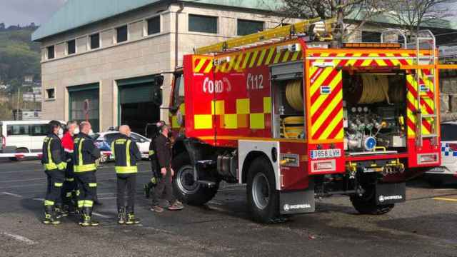 Liberan a dos personas atrapadas en un vehículo tras salirse de la vía en Avión (Ourense)